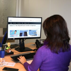 Une personne consulte la plateforme ressources en ligne du GIP HIS 